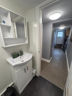Modern 1BDR Lower Ground Flat in the Town Centre with Parking - 5