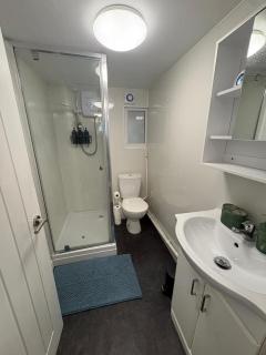 Modern 1BDR Lower Ground Flat in the Town Centre with Parking - 2