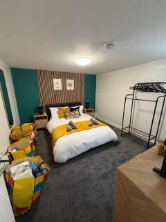 Modern 1BDR Lower Ground Flat in the Town Centre with Parking - 0