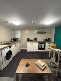 Modern 1BDR Lower Ground Flat in the Town Centre with Parking - 8