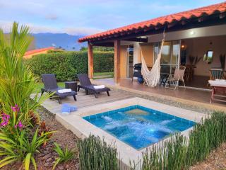 Casa Campestre en zona exclusiva con Jacuzzi, a 10 min del aeropuerto, 20 min parque del café, WiFi, parqueadero privado, vigilancia 24 hrs y amplias zonas sociales - 0