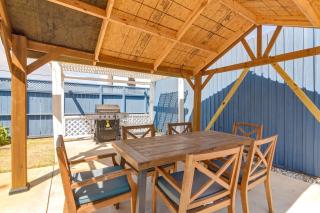 Walk to Beach: Family Home w/ Patio in Galveston - 9
