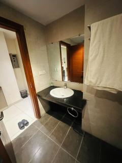 Modern Stylish and Cozy 1 Bed Apartment in Gulberg - 6