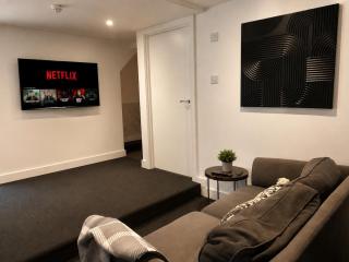 ST15 - Comfy 1-Bed Flat, Free Parking & WiFi - 7