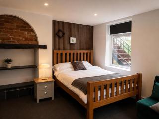 ST15 - Comfy 1-Bed Flat, Free Parking & WiFi - 6