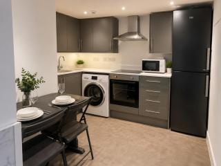 ST15 - Comfy 1-Bed Flat, Free Parking & WiFi - 5