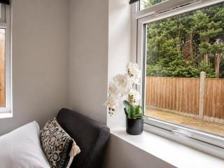 ST15 - Comfy 1-Bed Flat, Free Parking & WiFi - 3
