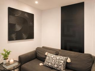 ST15 - Comfy 1-Bed Flat, Free Parking & WiFi - 2