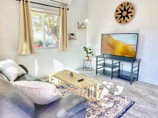 Modern Hideaway Near Downtown With Private Patio - 8