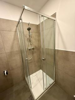 Stylish 3 Bedroom Apartment with Balcony near Airport & Train - 9