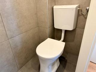 Stylish 3 Bedroom Apartment with Balcony near Airport & Train - 5