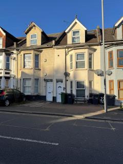 Cosy Ground Floor Studio, Private Kitchen & Bath - 4