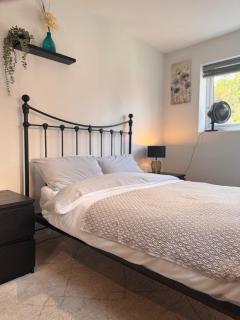 Cosy Ground Floor Studio, Private Kitchen & Bath - 2