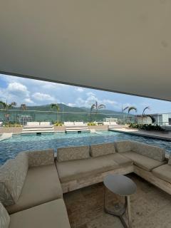 Steps to the beach beautiful views infinity pool - 8