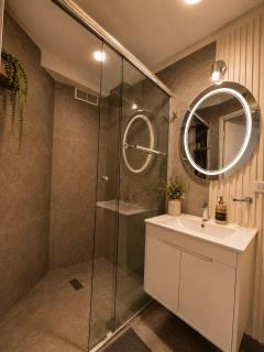 Estudio Romántico con Luces y Balcón Privado - 8