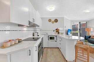 Seaside Getaway - King Bed - Large Private Courtyard - Parking - 5