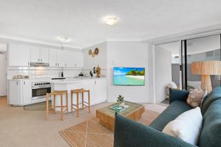 Seaside Getaway - King Bed - Large Private Courtyard - Parking - 4