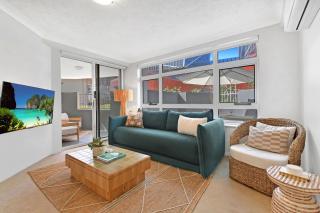 Seaside Getaway - King Bed - Large Private Courtyard - Parking - 8