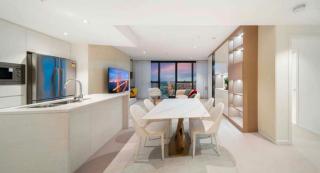 Spacious 3 Bedroom Apartment, Level 64, Brisbane Skytower - City & River Views, Open Living Area, Workspace, Complementary Drinks and Snacks, Pool and Gym - Parking and Daily Service Available - 2