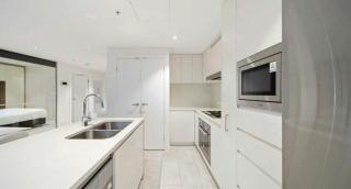 Spacious 3 Bedroom Apartment, Level 64, Brisbane Skytower - City & River Views, Open Living Area, Workspace, Complementary Drinks and Snacks, Pool and Gym - Parking and Daily Service Available - 1
