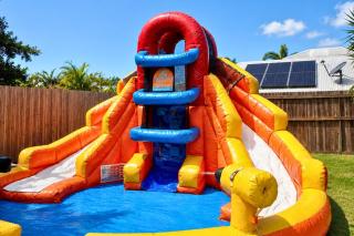 Spacious Family Fun with SUV Hire, Games, Full Kitchen - 9