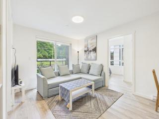 Spacious 3BR 2BA Condo Near King George SkyTrain - 9