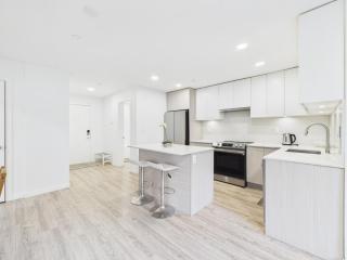Spacious 3BR 2BA Condo Near King George SkyTrain - 7