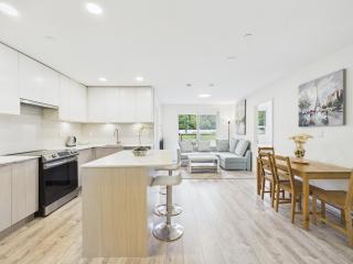 Spacious 3BR 2BA Condo Near King George SkyTrain - 6