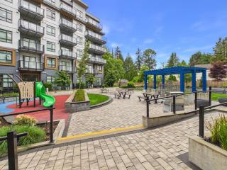Spacious 3BR 2BA Condo Near King George SkyTrain - 3