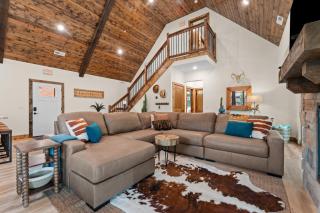 Hot Tub, Pool, Arcade Fall Ozarks Cabin - Hollister - 1