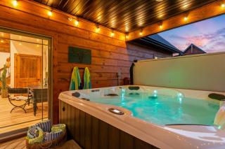 Hot Tub, Pool, Arcade Near Dolly's Stampede - 0