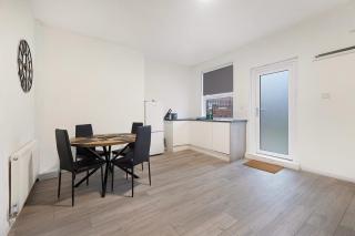 Cosy 2BR Apartment Sleeps 4 by Stay With Us - 8