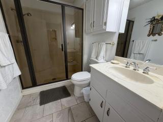 Poolside Retreat Sleeps 9 Family Getaway - 4