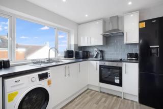 Spacious Living Room and Modern Comforts Sleeps 4 - 9