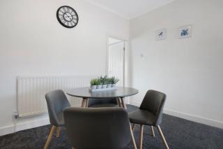 Spacious Living Room and Modern Comforts Sleeps 4 - 6