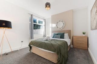 Darlington Central 4BR with Parking and Free WiFi - 7