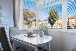 Darlington Central 4BR with Parking and Free WiFi - 4