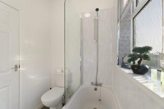 Darlington Central 4BR with Parking and Free WiFi - 3