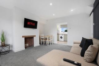 3BR in County Durham with WiFi and Street Parking - 0