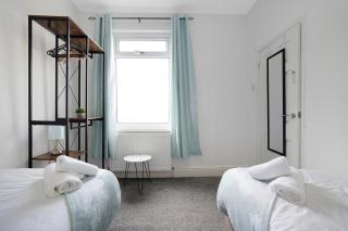 Classic 4 Bedroom Retreat close to Infinity Bridge - 1