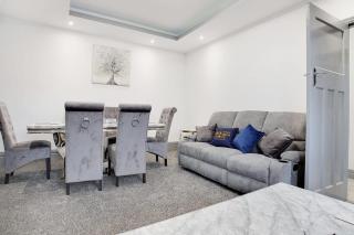 3 Bedroom With Backyard 10 Min to City Centre - 4