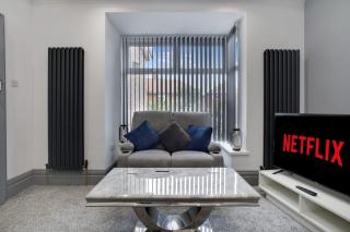 3 Bedroom With Backyard 10 Min to City Centre - 3