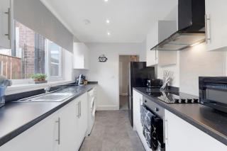 2BR in Darlington with Free Parking and Fast Wifi - 6