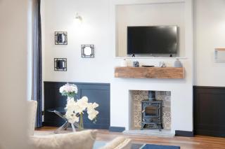 Modern 2 Bedroom Home With TV WiFi Parking - 0