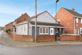 Modern 2 Bedroom Home With TV WiFi Parking - 9