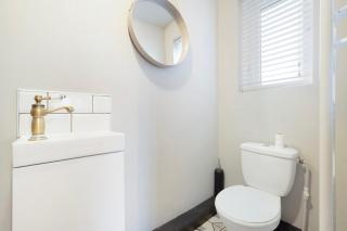 Modern 2 Bedroom Home With TV WiFi Parking - 7