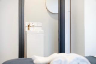 Modern 2 Bedroom Home With TV WiFi Parking - 8
