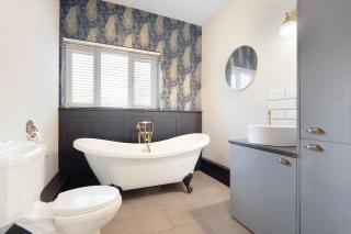 Modern 2 Bedroom Home With TV WiFi Parking - 4