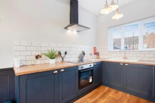 Modern 2 Bedroom Home With TV WiFi Parking - 1
