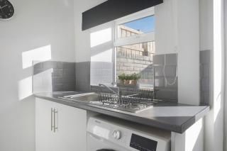 Relaxing 2BR in Billy Row WiFi by Stay With Us - 4